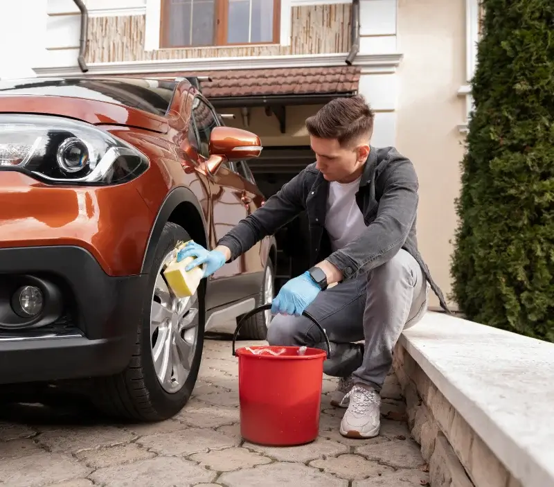 Lavage auto à domicile Gesnes-le-Gandelin : professionnel intervenant sur un véhicule